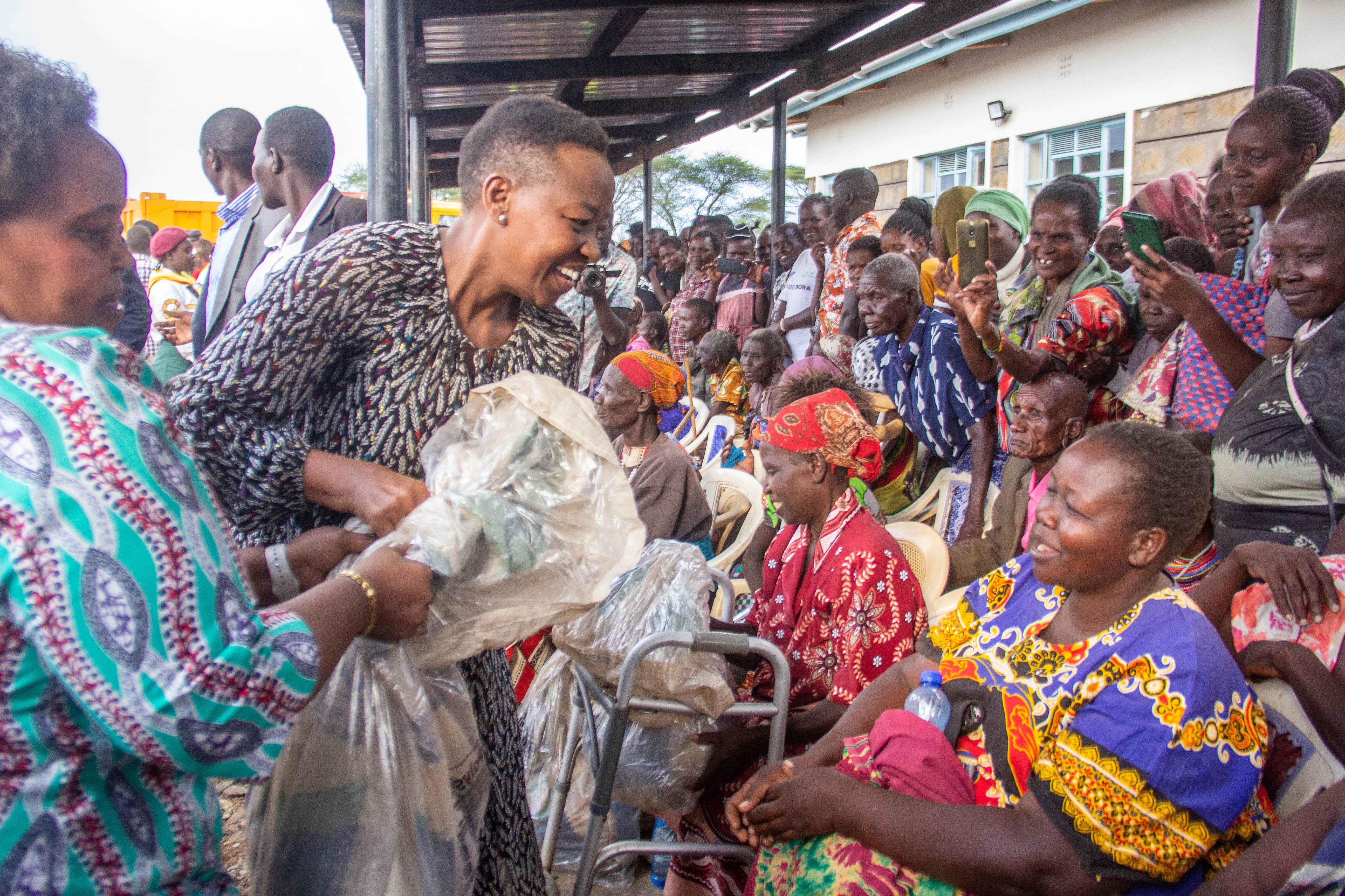 First Lady Mama Rachel Ruto distributes food to families in Marigat.